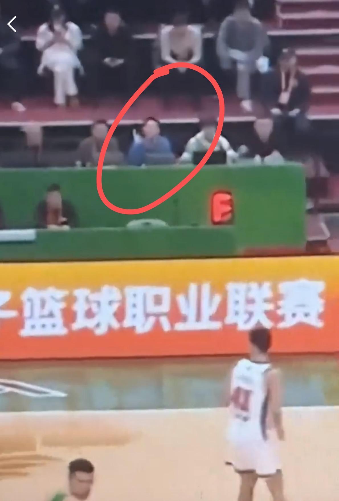 华体会官方入口-付豪撞飞徐杰，辽篮技术台竟带头鼓掌？焦泊乔还被辽篮球迷辱骂